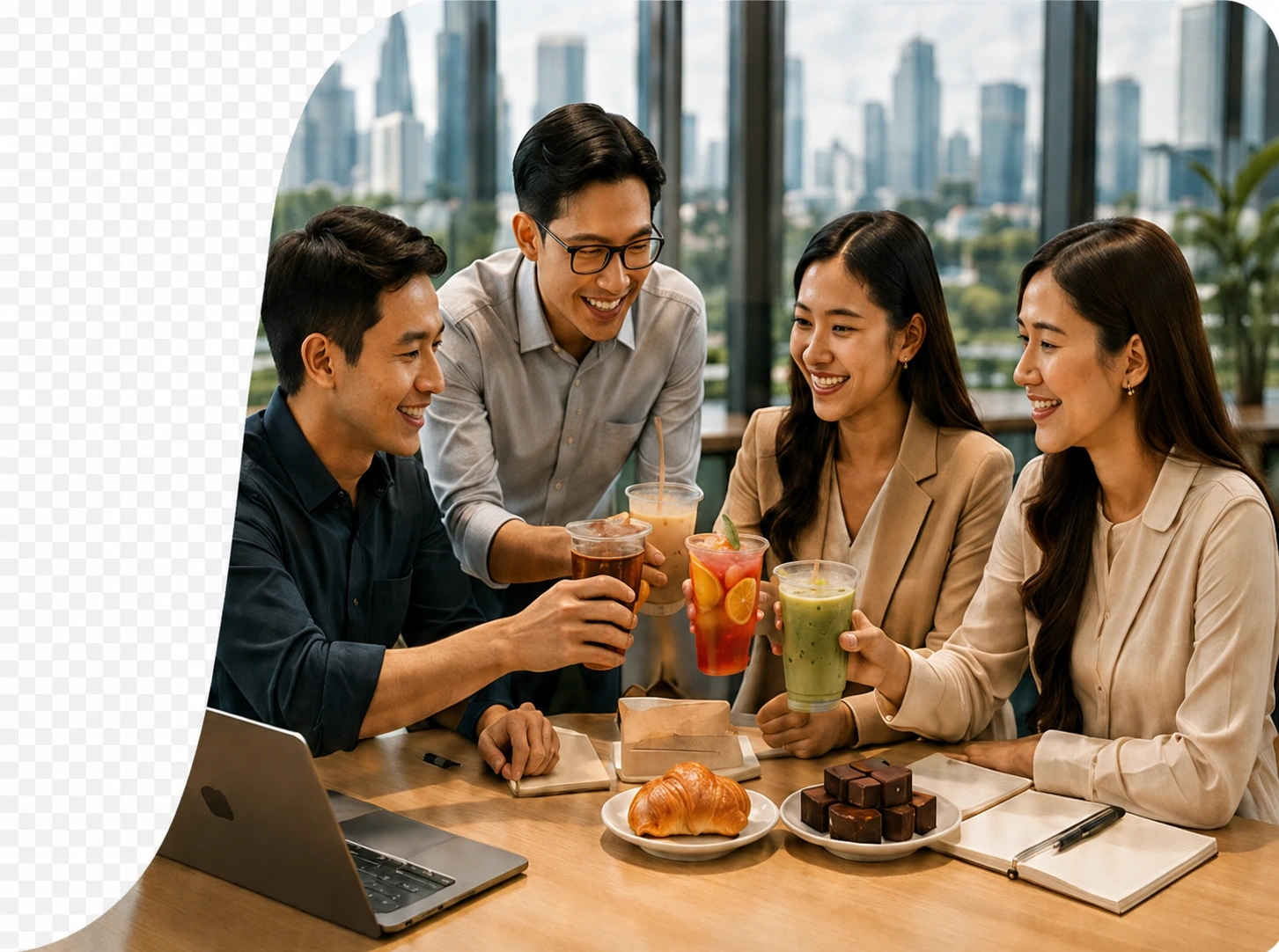 Rekan kerja menikmati minuman bersama